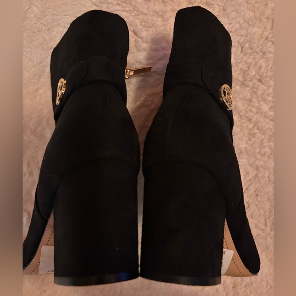NWOB Tommy Hilfiger Black Ankle Booties with Gold Accent - Picture 5 of 10